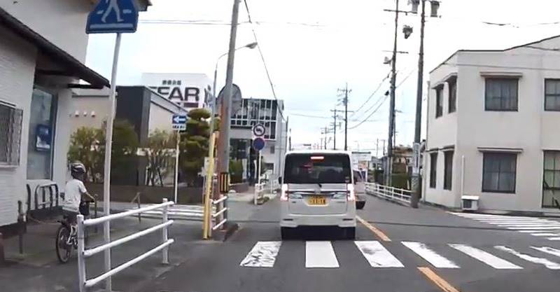 日本駕駛超貼心！小學生騎車過馬路「對向車輛沒看到」　暖心駕駛「突然方向盤一轉」完美神救援